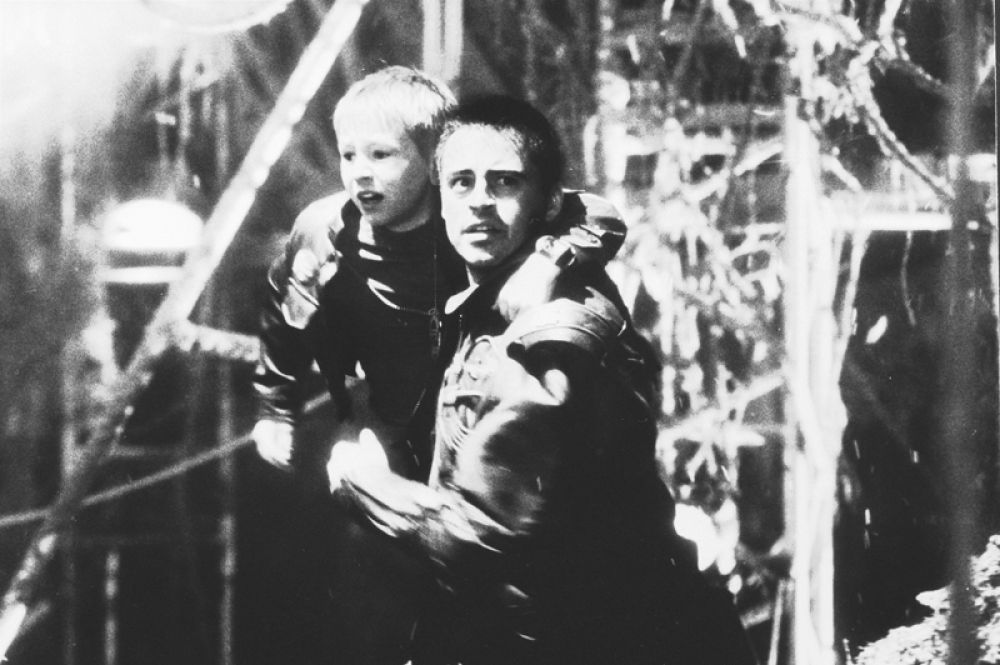 «Затерянные в космосе» (1998) — Майор Дон Вест.
