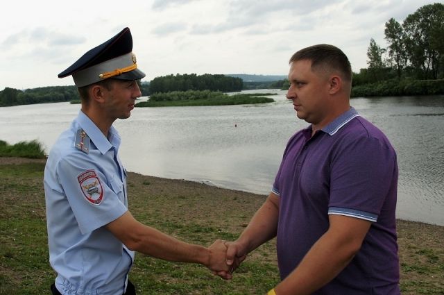В Кузбассе два сотрудника ГИБДД вытащили из воды тонущего ребенка.