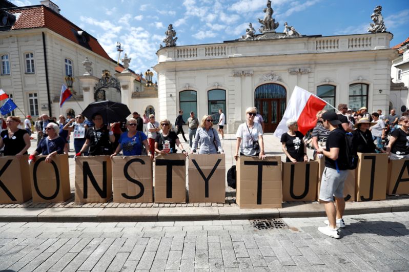Митингующие перед Президентским дворцом во время акции протеста в Варшаве.