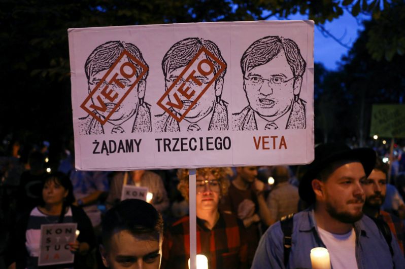 Митинг в Кракове. Надпись на плакате: «Мы требуем третьего вето».