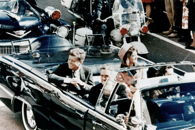 Джон Кеннеди со своей женой в лимузине за несколько минут до обстрела.