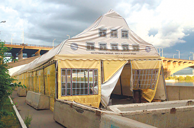 Палатки с пенным напитком расположились в центре города.