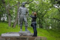 Памятник Михаилу Янковскому снимают тысячи туристов, приезжающих на рыбалку и отдых.