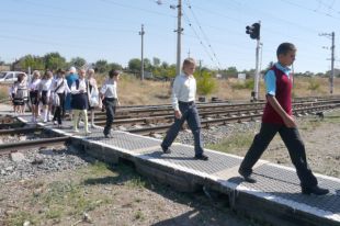 О правилах безопасного поведения на ЖД-объектах детям должны постоянно напоминать мы, взрослые.