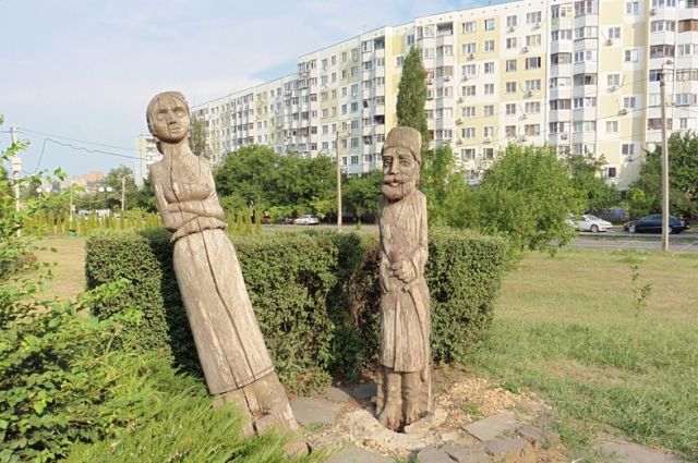 Парк «Дружба» на бульваре Комарова встречает гостей двумя деревянными фигурами, одна из которых завалилась на бок. 