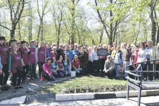 В закладке аллеи в Парке Памяти в Белгороде участвовало около 400 человек.