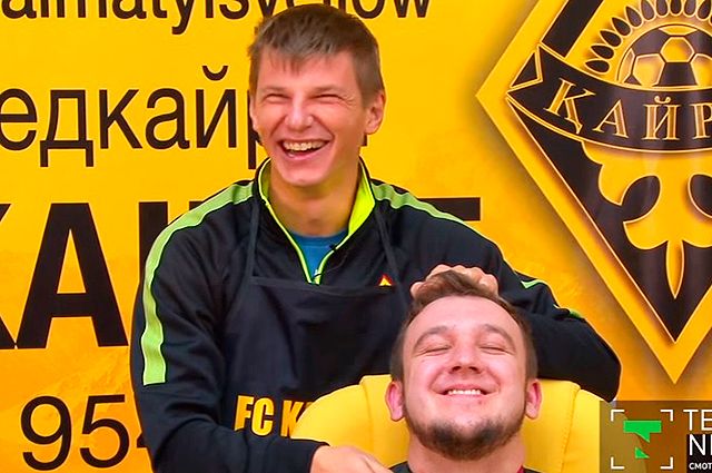 Андрей Аршавин бреет блогера Петра Воликова.