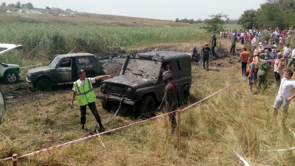 В гонках по бездорожью приняли участие 40 экипажей, которые съехались из 13 регионов Южного федерального округа.