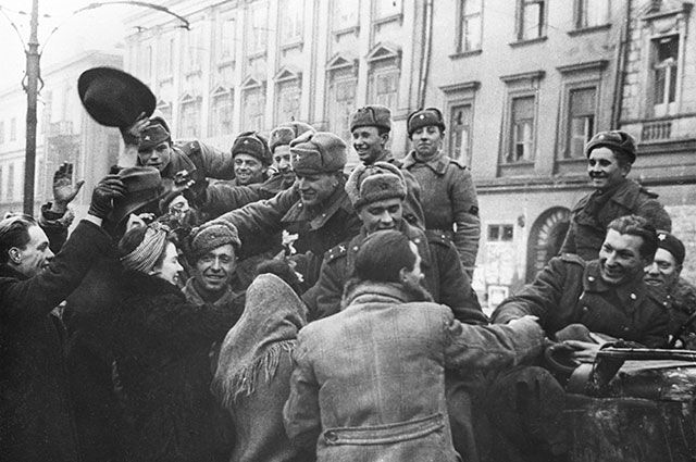 Жители освобожденного Кракова приветствуют бойцов Советской Армии.