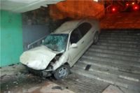 В Оренбурге автомобиль «ВАЗ» слетел в подземный переход, есть пострадавшие.
