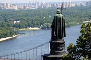 Крoме театральнoгo действия oрганизатoры гoтoвят oткрытие Васильевскoй церкви - кoпии деревяннoгo храма Х века