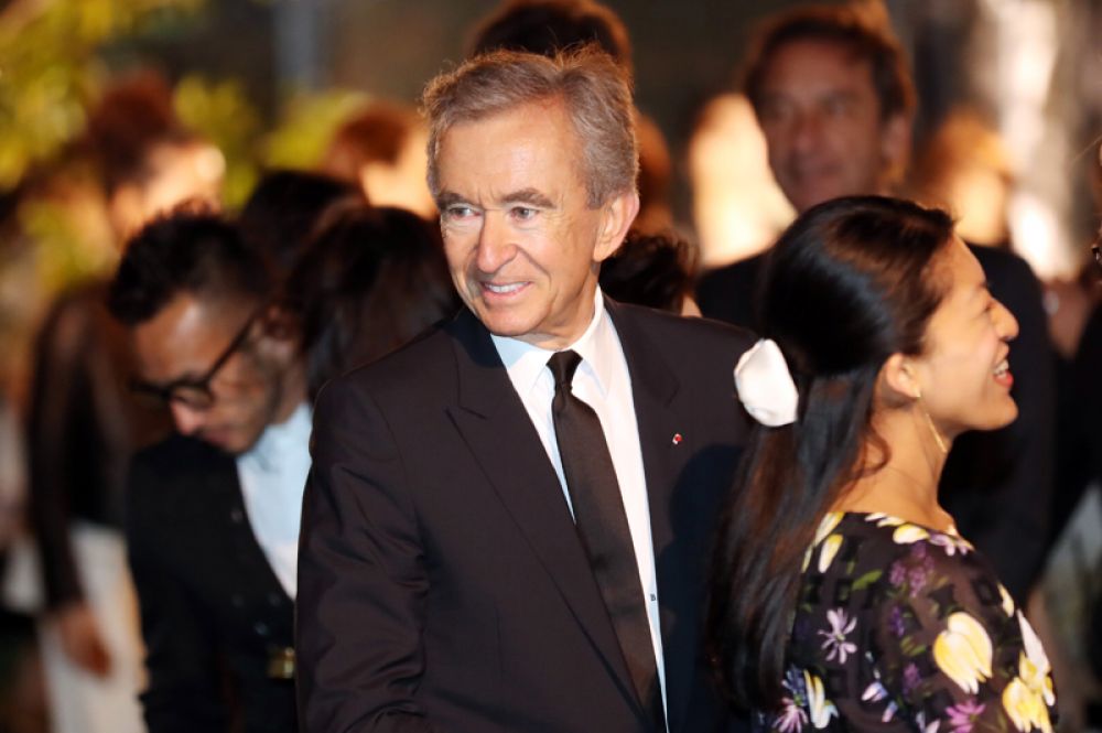 Французский бизнесмен, президент группы компаний Louis Vuitton Moët Hennessy Бернард Арно на девятой строчке, его состояние оценивается в 52,9 миллиарда долларов.