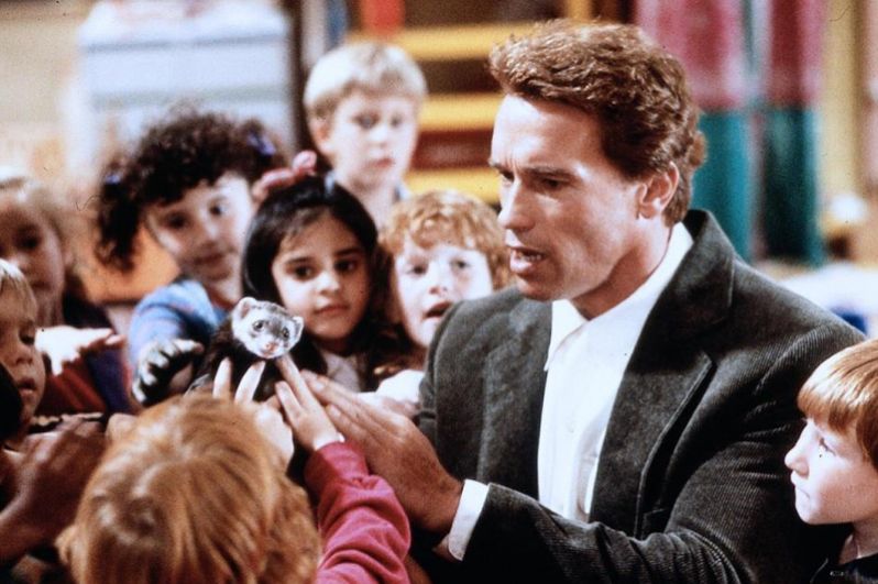 В комедии «Детсадовский полицейский» (1990) актёр исполнил роль детектива Джона Кимбла, которому пришлось стать воспитателем.