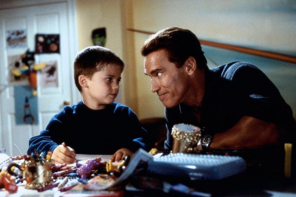 В фильме «Подарок на Рождество» (1996) Арнольд сыграл невнимательного отца, которому предстоит успеть найти игрушку для своего сына до Рождества.