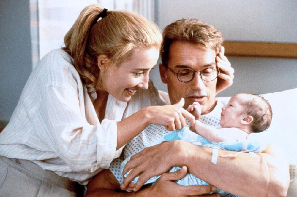 В 1994 году Шварценеггер принял участие в съёмках фильма «Джуниор», где ему досталась роль доктора Алекса Хесса, который испытал на себе беременность и роды.
