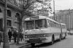 С конца 1960-х в дополнение к автобусам ЗИЛ и ЛиАЗ начали поступать массовые партии венгерских сочленённых автобусов «Икарус-180», использовавшихся на линиях с большой напряжённостью. В основном они ходили до станций метро в районах новой застройки. На фото: венгерский автобус «Икарус» на улице Москвы, 1971 год.
