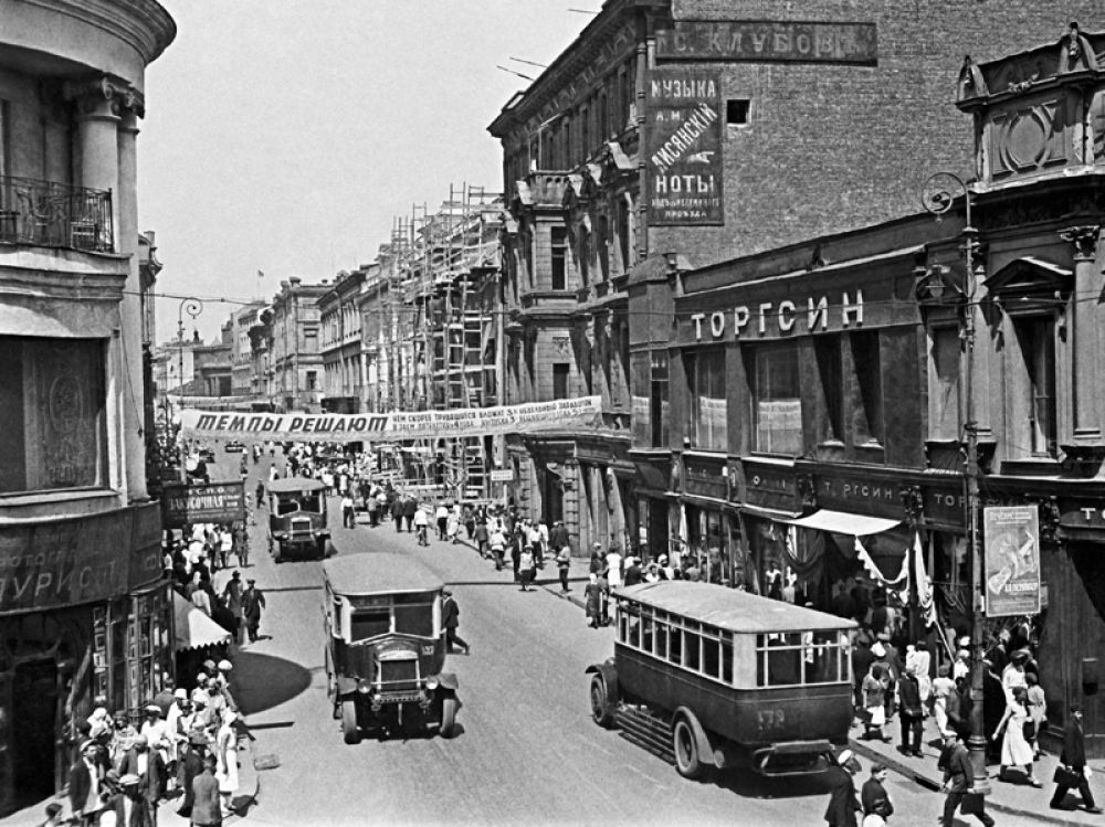 В 1920—30-е годы маршрутная сеть активно развивалась, но, тем не менее, вплоть до 1950-х автобус играл незначительную роль в перевозках. На фото: улица Петровка в 30-е годы. Вид на перекрёсток улиц Петровка и Кузнецкий мост. 1932 год.