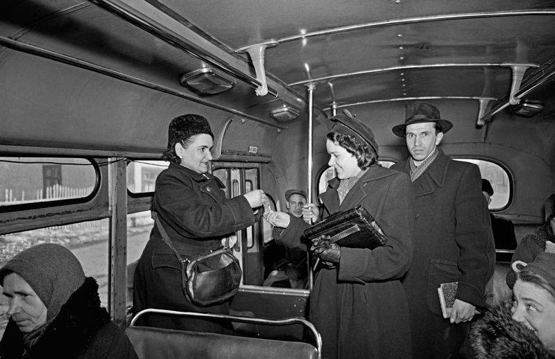 Кондуктор в салоне московского автобуса, 1954 год.