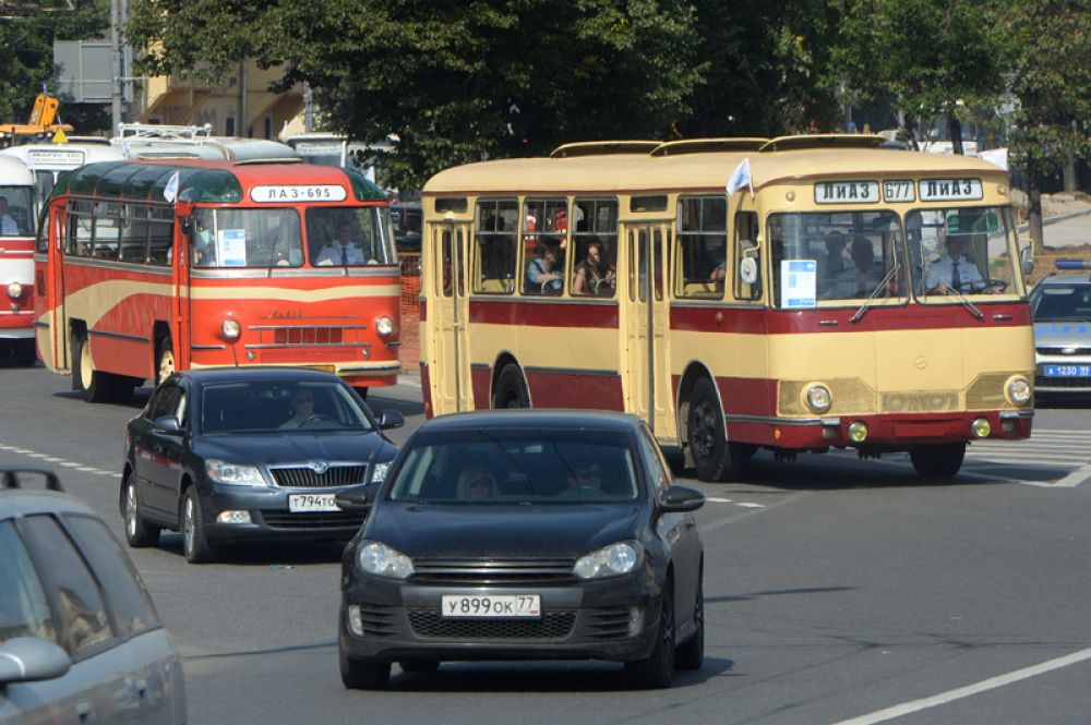 Появившийся в конце 1960-х ЛиАЗ-677 (1967—1999) был самым массовым отечественным автобусом большого класса с 1970-х до середины 1990-х и использовался на линиях вплоть до середины 2000-х годов.