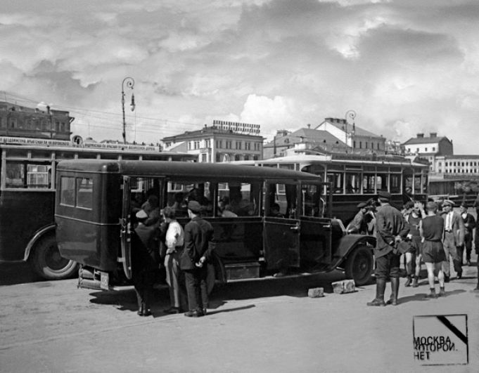 Первый автобусный маршрут в черте Москвы (Тверская застава — Каланчёвская площадь) был открыт 8 августа 1924 года. На линии работали в основном английские машины «Лейланд», способные перевозить 28 пассажиров. Позднее выпуск аналогичных машин был налажен в Ярославле и на ЗИСе. На фото: автобусная остановка в Москве, 1920-е годы.