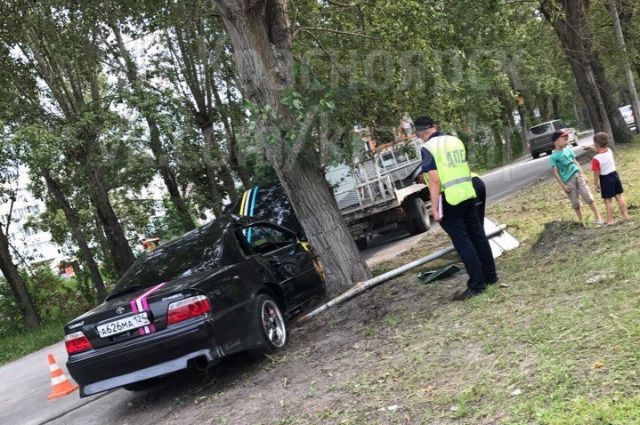 Свадебный автомобиль с молодожёнами врезался в дерево.
