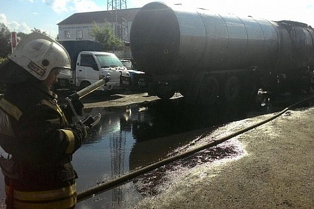 В Омске рядом с автозаправкой загорелась большегрузная машина.