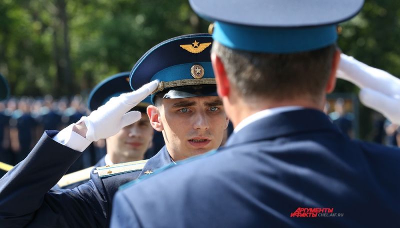 Получение дипломов выпускникам