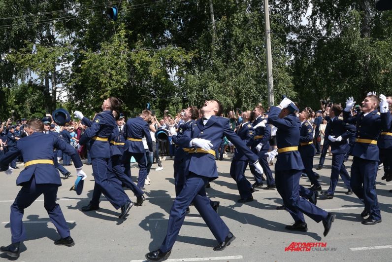 После торжественного прохождения традиционное подбрасывание фуражек и монет