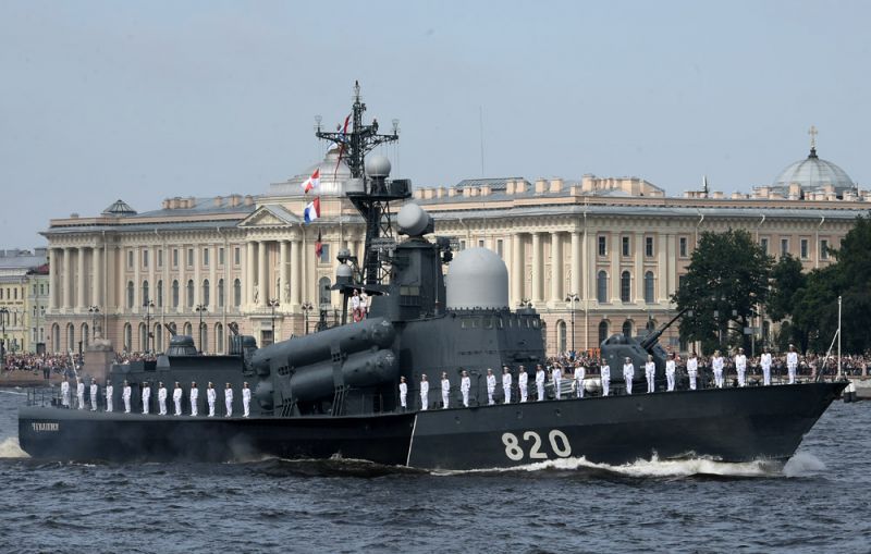 Ракетный катер «Чувашия» во время главного военно-морского парада в честь Дня Военно-Морского Флота России в Санкт-Петербурге.