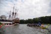 Участники Петровской регаты на лодках дракон в Воронеже, приуроченной к Дню Военно-морского флота России.