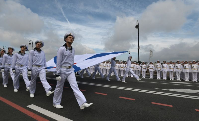 Во время главного военно-морского парада в честь Дня Военно-Морского Флота России в Санкт-Петербурге.