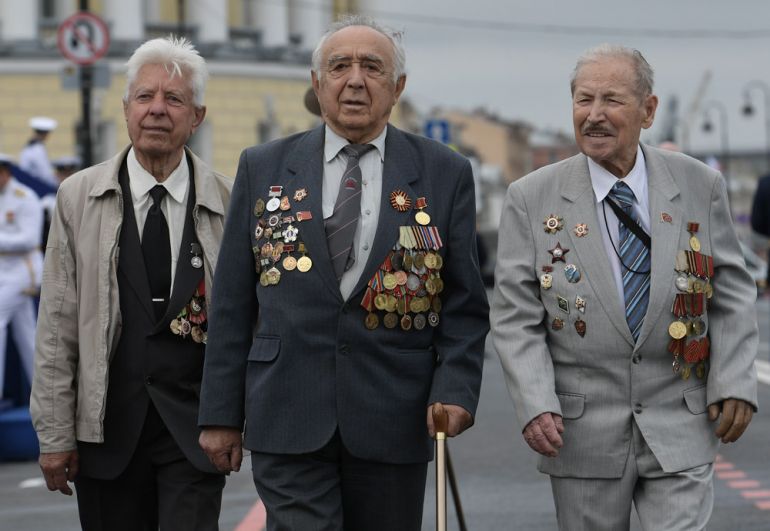 Ветераны Великой отечественной войны перед началом главного военно-морского парада в честь Дня Военно-Морского Флота России в Санкт-Петербурге.