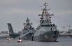 Сторожевой корабль «Стойкий» (справа) и десантный катер проекта 1176 «Акула» во время главного военно-морского парада в честь Дня Военно-Морского Флота России в Санкт-Петербурге.