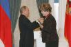 Президент России Владимир Путин наградил певицу Эдиту Пьеху Орденом «За заслуги перед Отечеством» III степени. 2007 год.