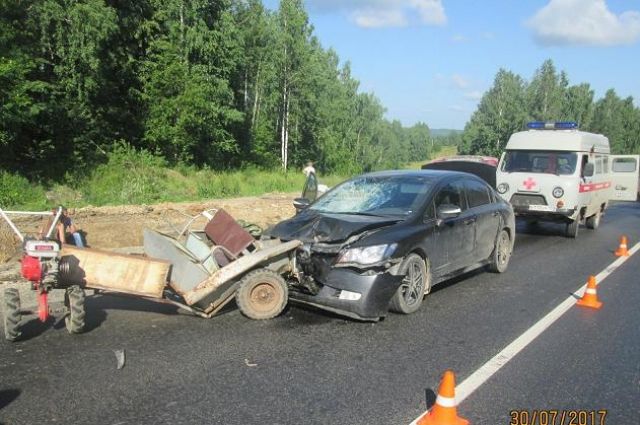 В результате ДТП погибла 32-летняя пассажирка мотоблока, водитель получил травмы и его отправили в больницу.