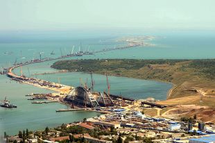Строительство Керченского моста в Крыму.