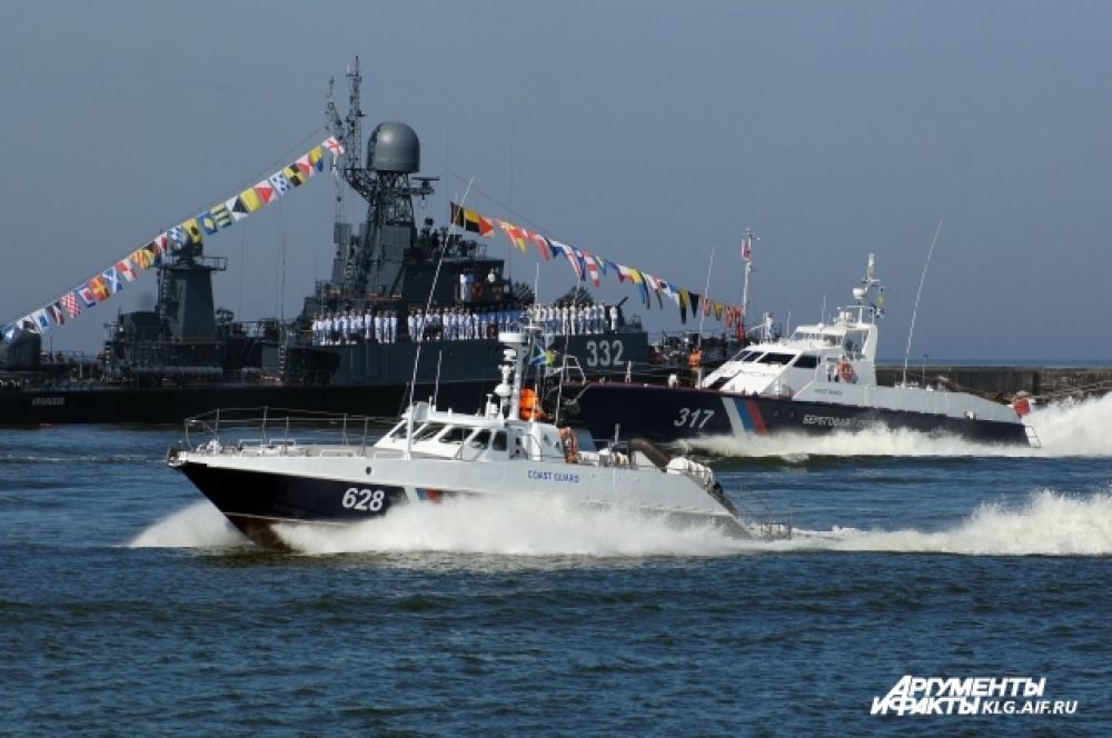 В этом году празднование памятной даты Военно-морского флота в самом западном городе страны началось в одно время с северной столицей/