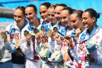 Спортсменки сборной России, завоевавшие золотые медали в соревнованиях по синхронному плаванию.