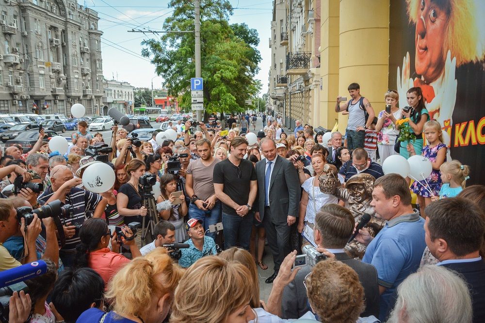 Памятник народному артисту СССР Олегу Попову открыли в донской столице.