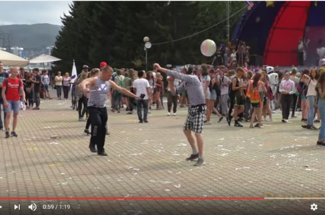 Молодой человек в тельняшке, гюйсе и пилотке исполнил зажигательный танец в Центральном парке Красноярска. 