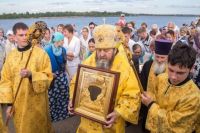 Митрополит Ижевский и Удмуртский Викторин с иконой в руках.