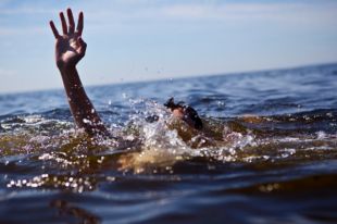 Следите за детьми, если берёте их с собой на водоёмы.