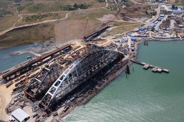 Строительство железнодорожной части Керченского моста в Крыму.