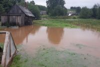 В двух домохозяйствах вода не сошла из огородов до сих пор.