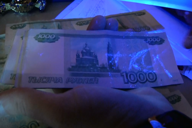 Сумма взятки составила 10 000 рублей.