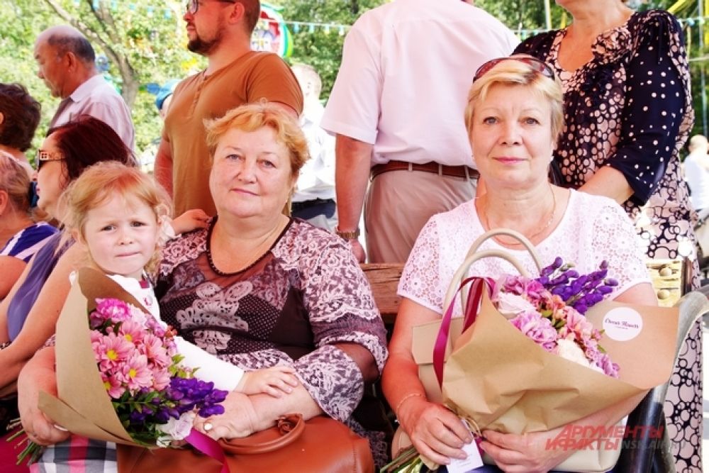 Матерям десантников, чьи сыновья отдали жизнь в боях, вручили цветы