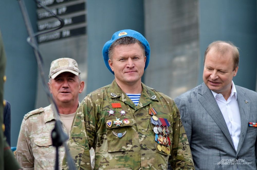 Глава уральской ячейки «единоросов» и бывший боец отряда спецназначения «Альфа» Виктор Шептий изучает награду Евгения Тетерина.