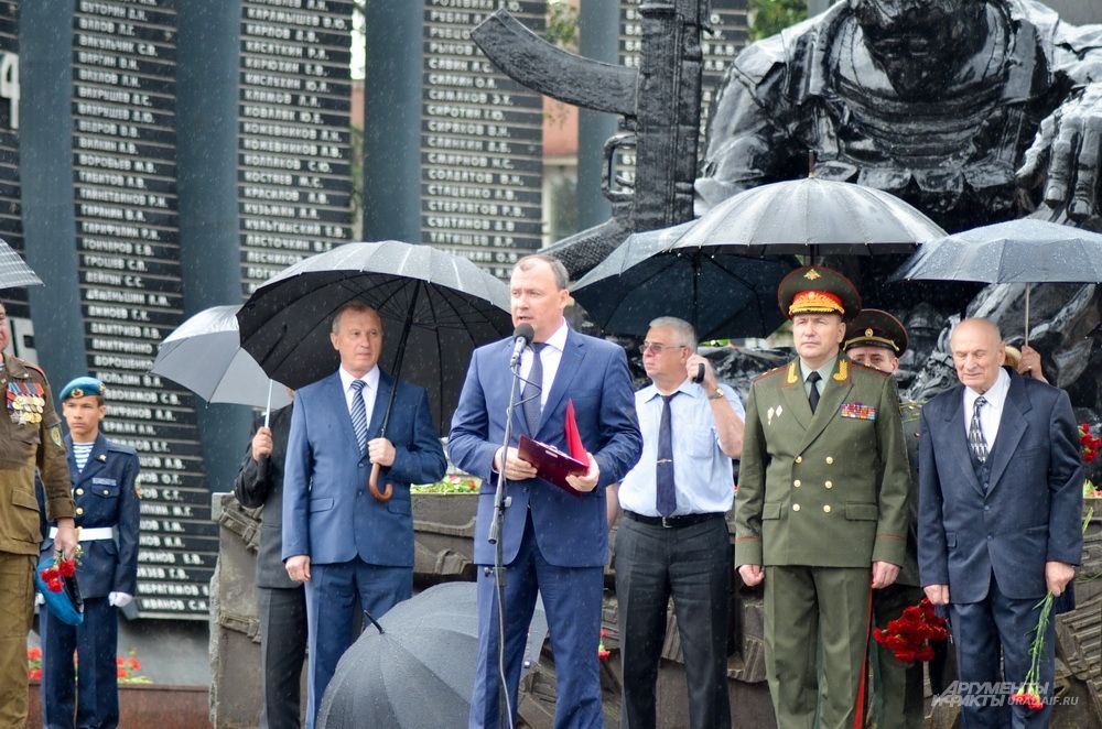 Первый заместитель губернатора Свердловской области Алексей Орлов взял шествия на митинге, выступив первым.
