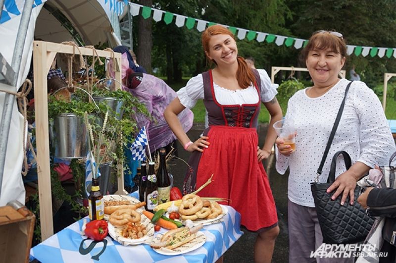 Поклонники традиционной немецкой кухни могли попробовать кренделя и знаменитые баварские колбаски.