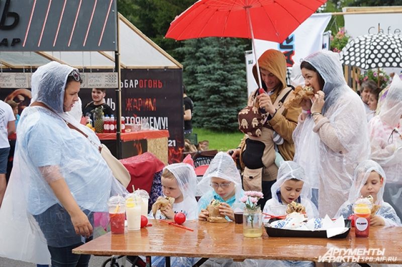 Петербуржцы наслаждались праздником, несмотря на дождь.